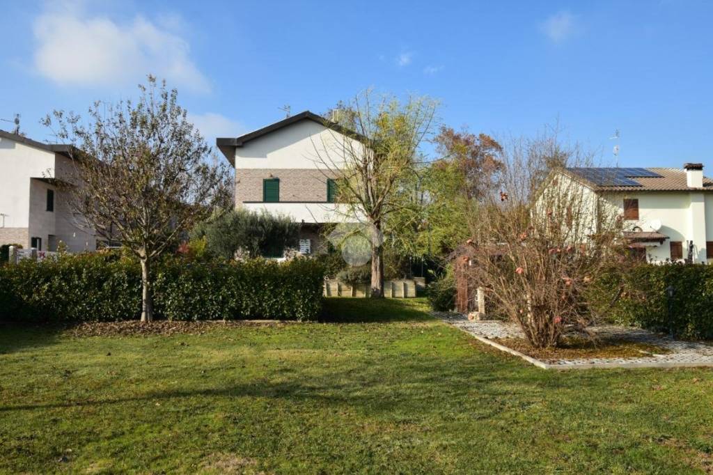 Villa Bifamiliare in vendita a Forlì via Lughese, 206