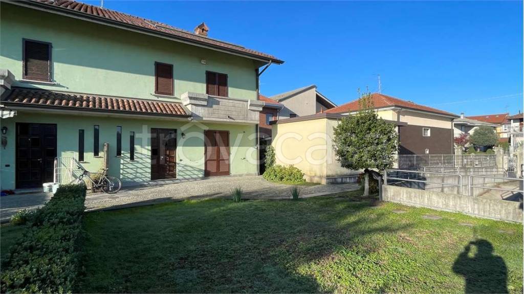 Villa Bifamiliare in vendita a Bottanuco via Roma, 9