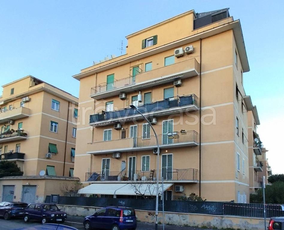 Appartamento in vendita a Roma via Federico di Donato
