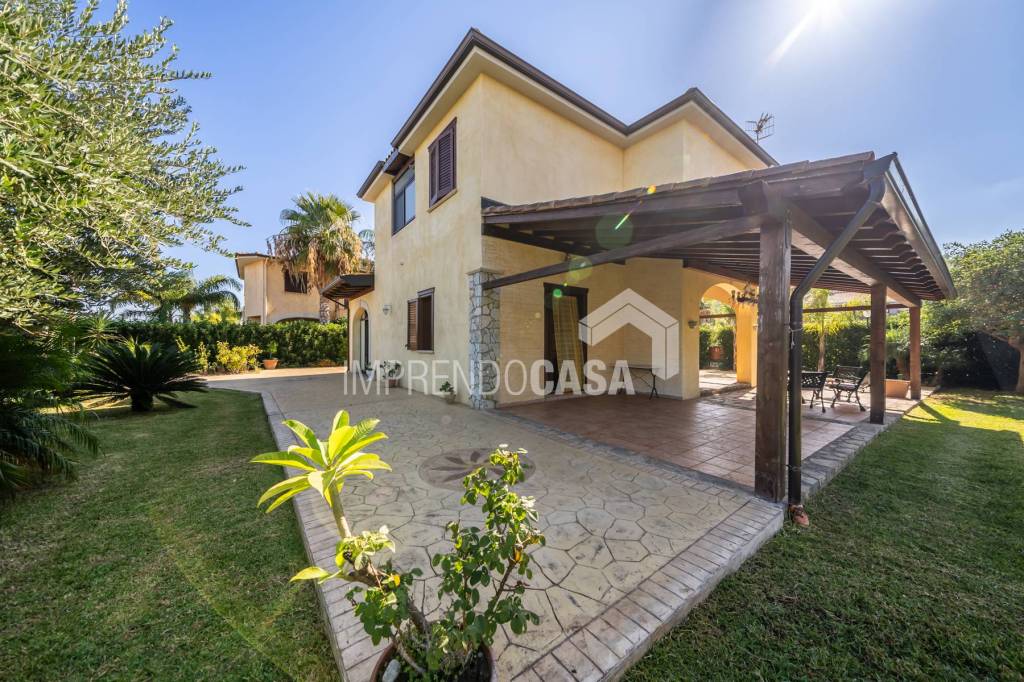 Villa in vendita a Campofelice di Roccella contrada Pistavecchia