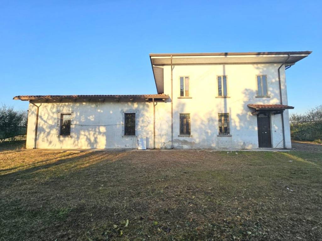 Casa Indipendente in vendita a Rodigo str. Francesca Ovest, 26
