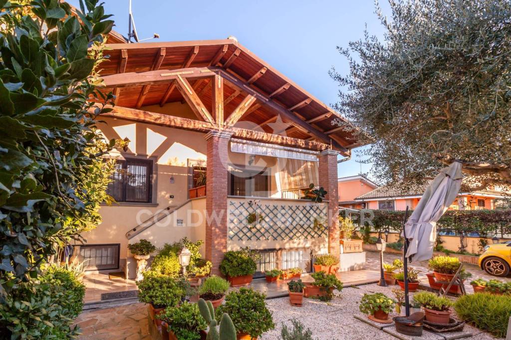 Villa a Schiera in vendita a Roma via Salorno, 38G