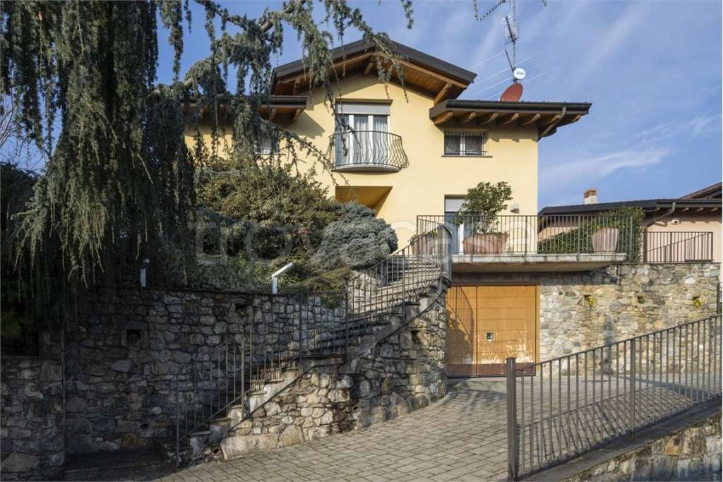 Villa in vendita a Laveno-Mombello via Verdi, 54/a