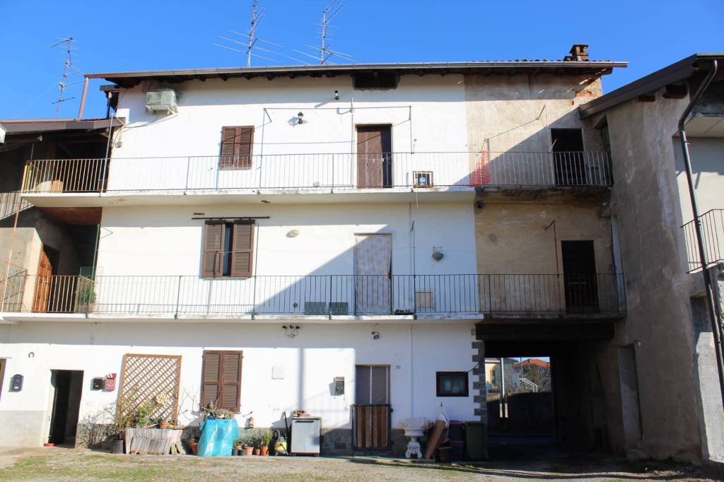 Appartamento in vendita a Cairate via Carlo Cattaneo