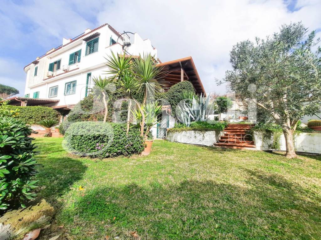 Villa in vendita a Giugliano in Campania via madonna del pantano, 131