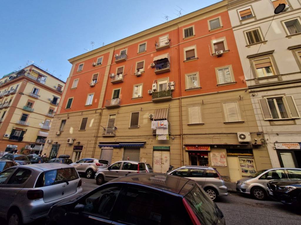 Magazzino in affitto a Napoli via Bari