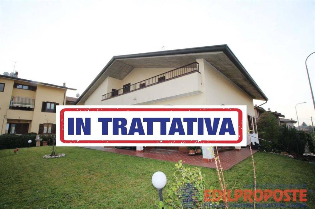 Villa in vendita a Lazzate via s. pellico