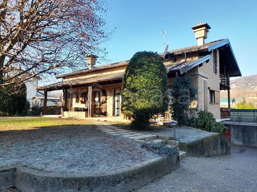 Villa Bifamiliare in vendita a Erba via Cantù