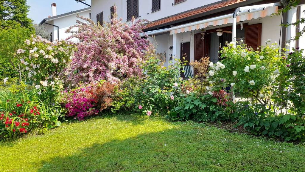 Villa a Schiera in vendita a Garbagnate Milanese via Monviso
