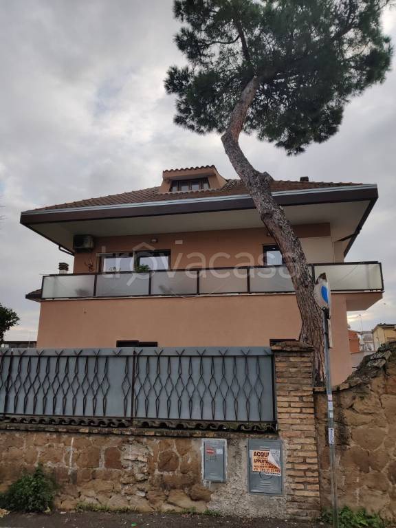 Appartamento in vendita a Roma via di Carcaricola, 53