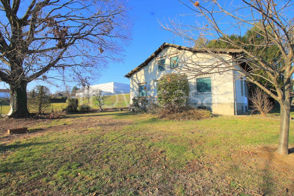 Villa in vendita a Olgiate Comasco via Giuseppe Verdi, 32