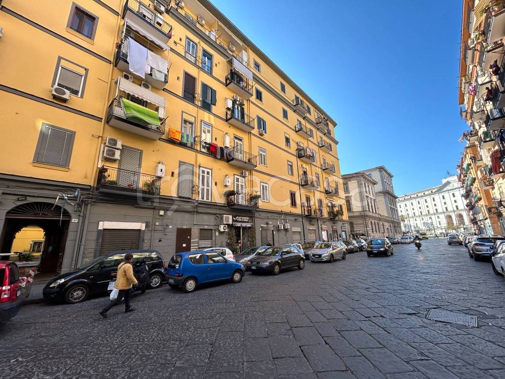 Negozio in affitto a Napoli via Alessio Mazzocchi
