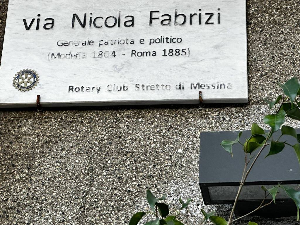 Negozio in affitto a Messina via Nicola Fabrizi, 61