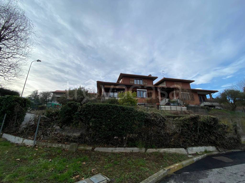 Villa Bifamiliare in in vendita da privato a Buguggiate via Monte Rosa, 1