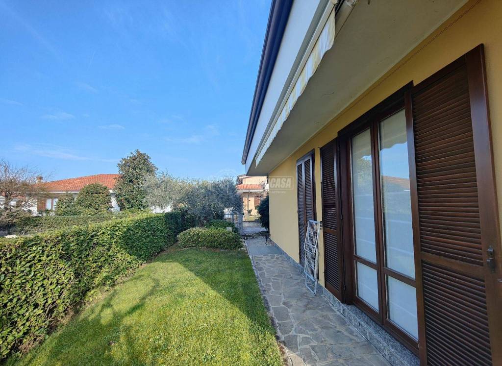 Villa in vendita a Lazzate via Torino, 25