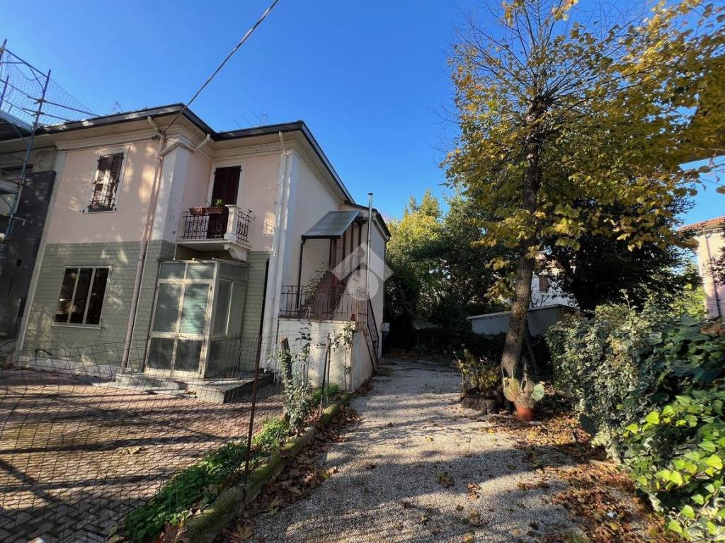 Casa Indipendente in vendita a Rimini via Niccolò Machiavelli, 14