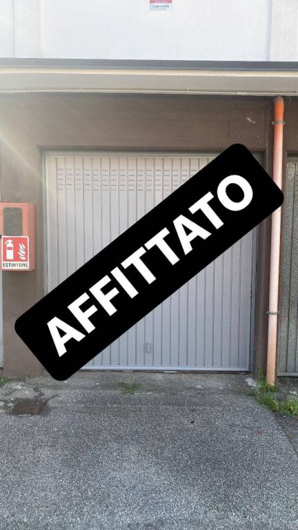 Garage in affitto a Trezzano sul Naviglio via Guido Reni, 8