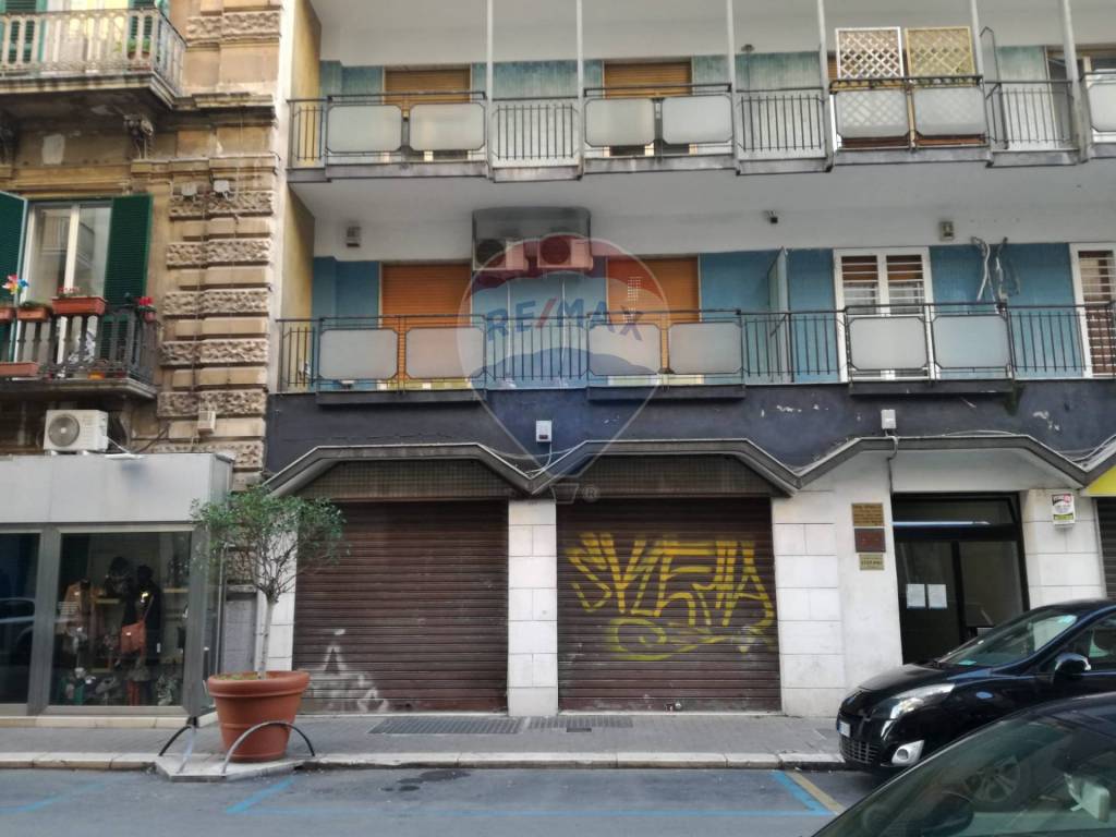 Negozio in affitto a Bari via Alessandro Manzoni, 21