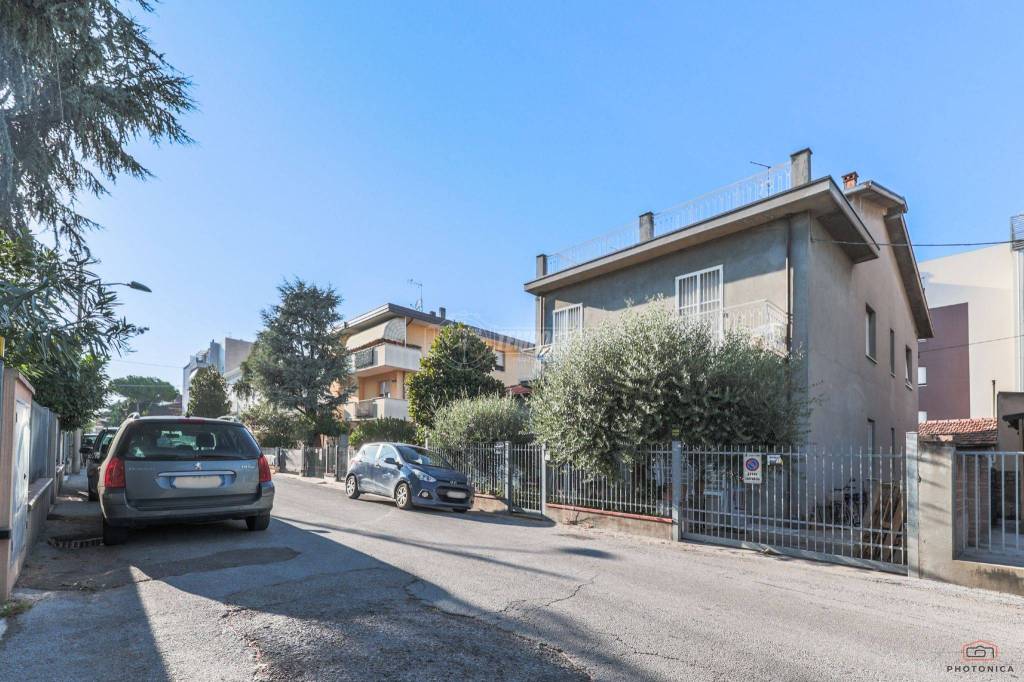 Villa Bifamiliare in vendita a Rimini via Sebastiano Vanzi