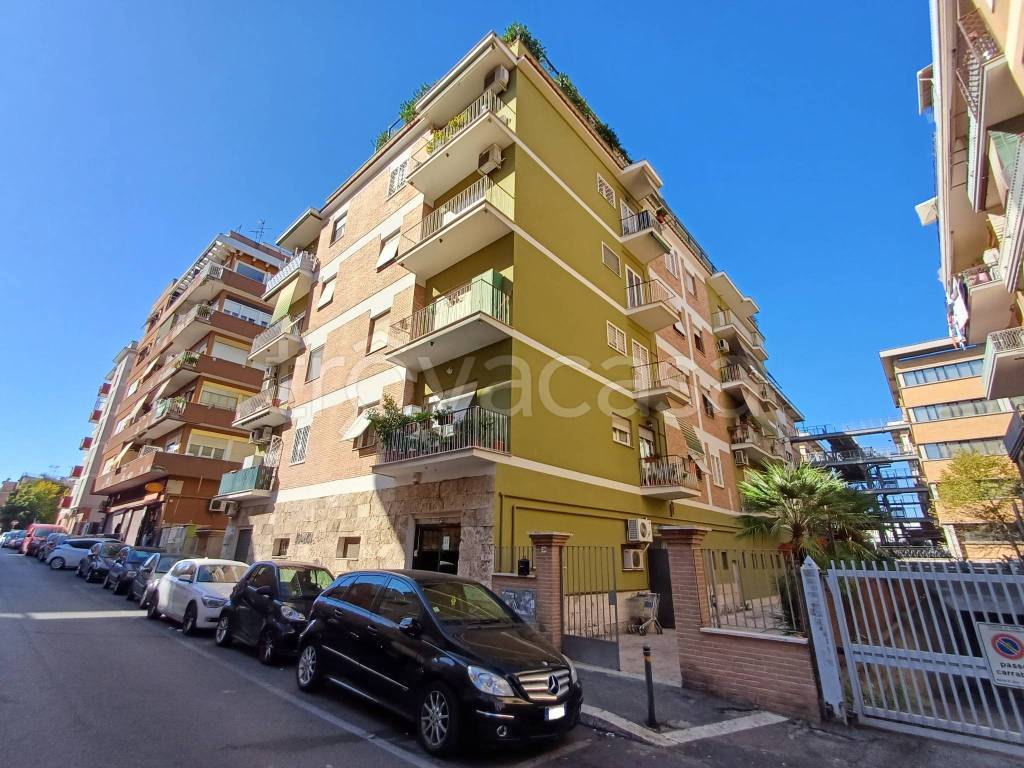 Appartamento in vendita a Roma via Domenico Panaroli, 23