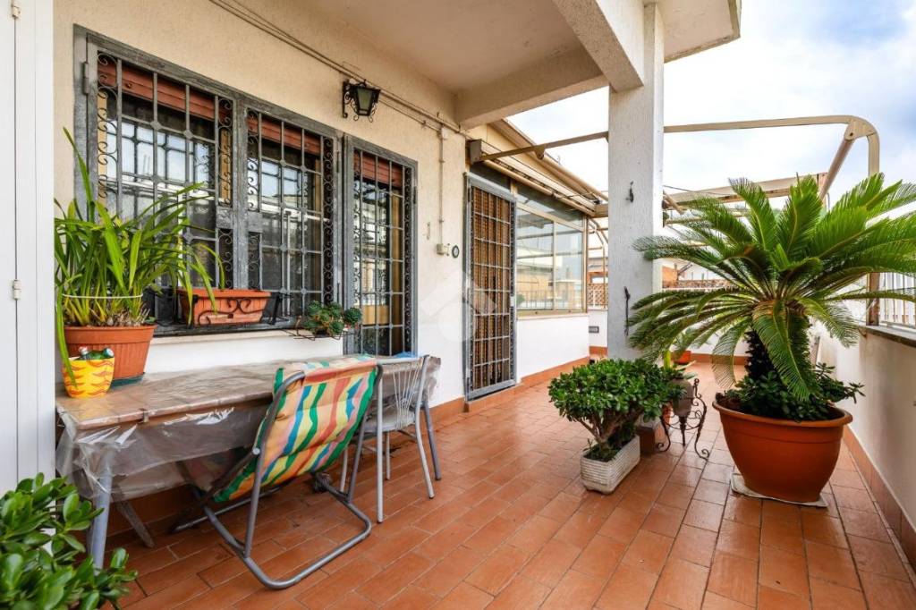 Appartamento in vendita a Roma via Vincenzo Tomassini, 41