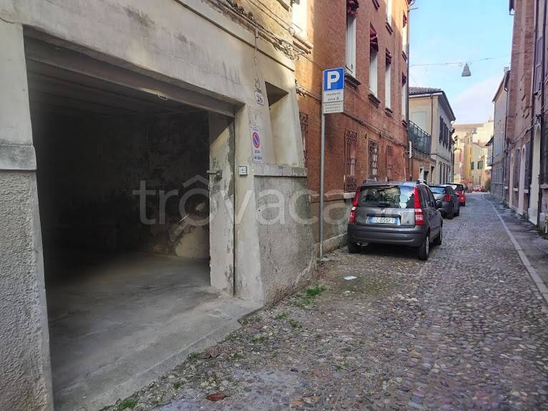 Garage in affitto a Ferrara via Giuseppe Garibaldi