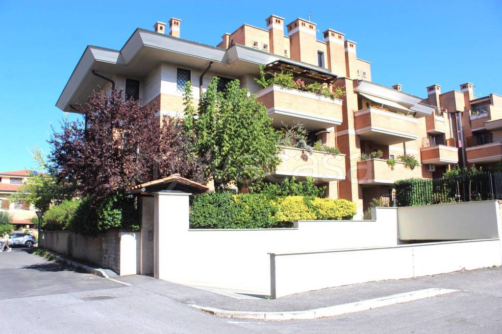 Appartamento in vendita a Roma via Tina Modotti
