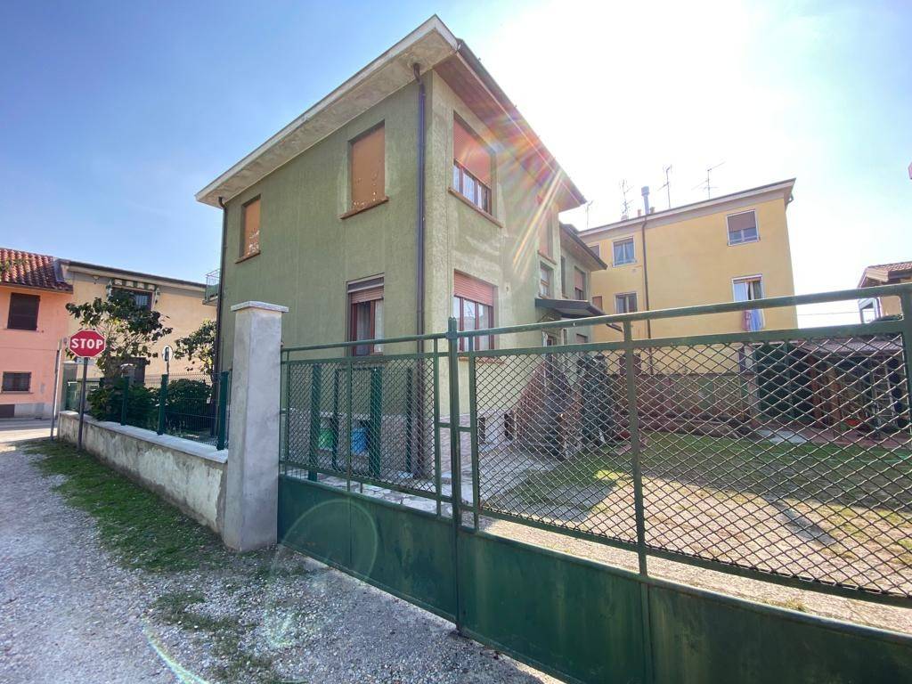 Appartamento in vendita a San Zenone al Lambro via Fratelli Bernocchi