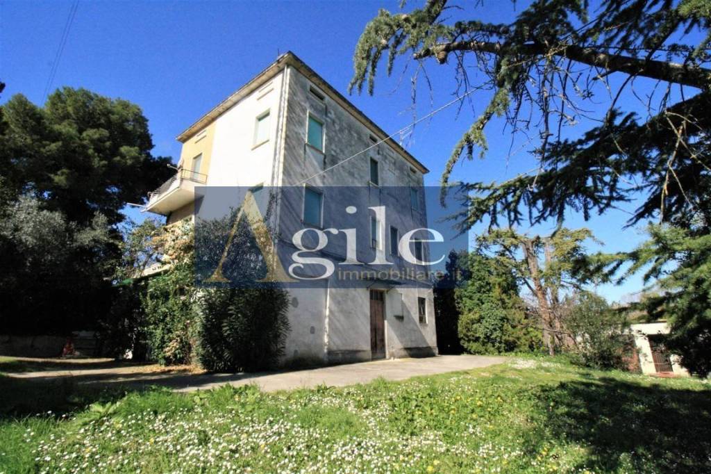 Casa Indipendente in vendita a Montefiore dell'Aso via val d'aso, 44