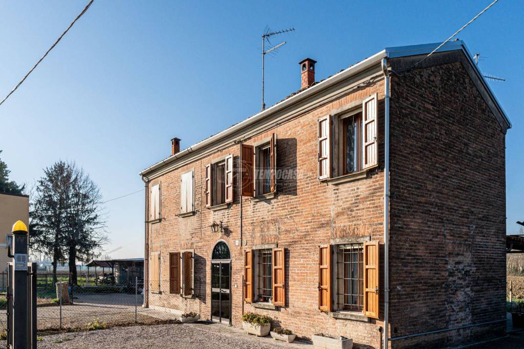 Casa Indipendente in vendita a Ferrara via Ravenna