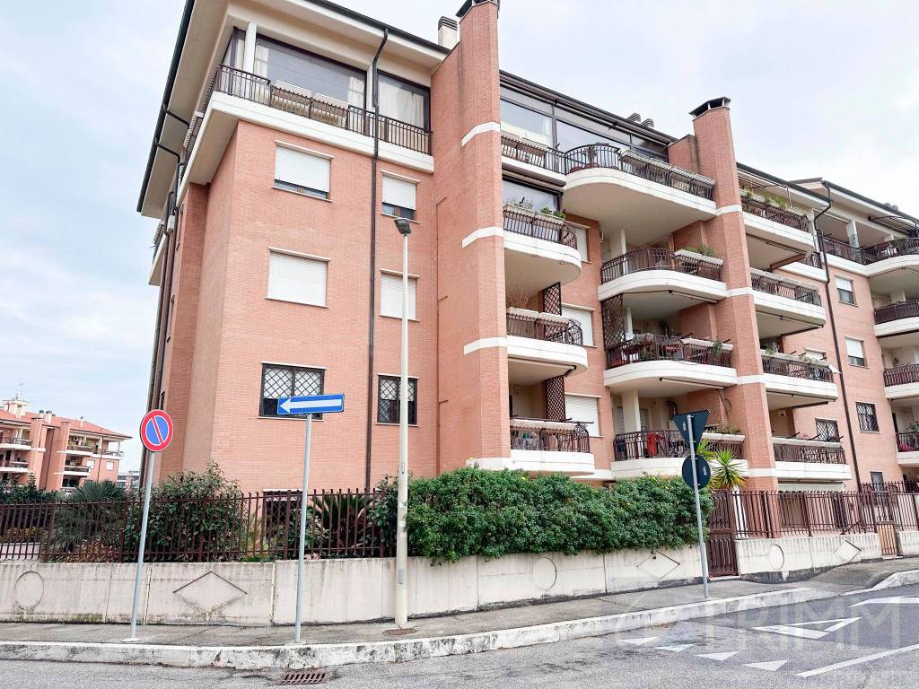 Appartamento in vendita a Pomezia viale Odisseo, 12