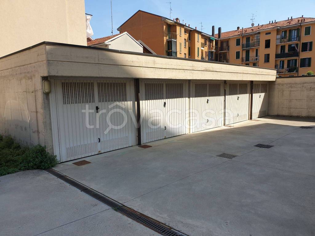 Garage in vendita a Rho via Monte Rosa, 9