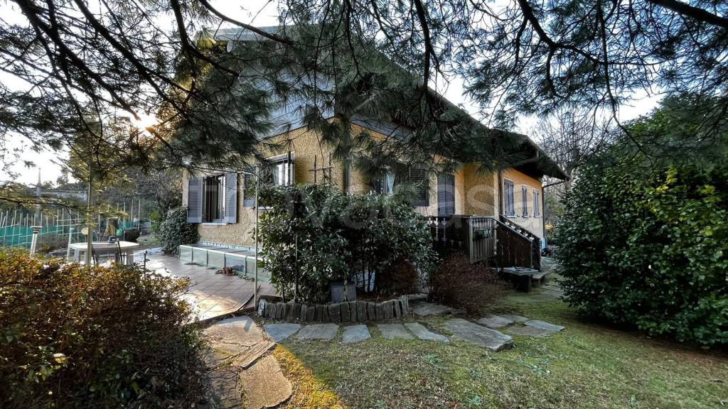 Villa in vendita a Laveno-Mombello