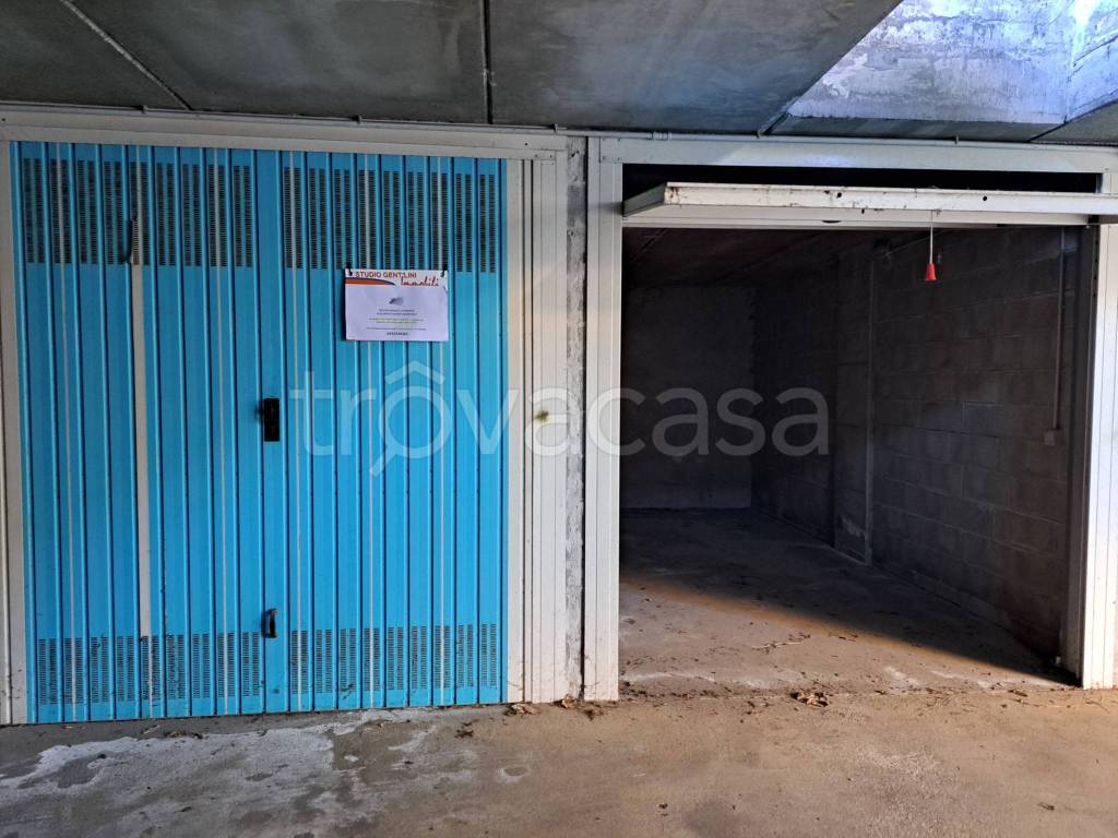 Garage in vendita a Porto Valtravaglia via Giosuè Carducci