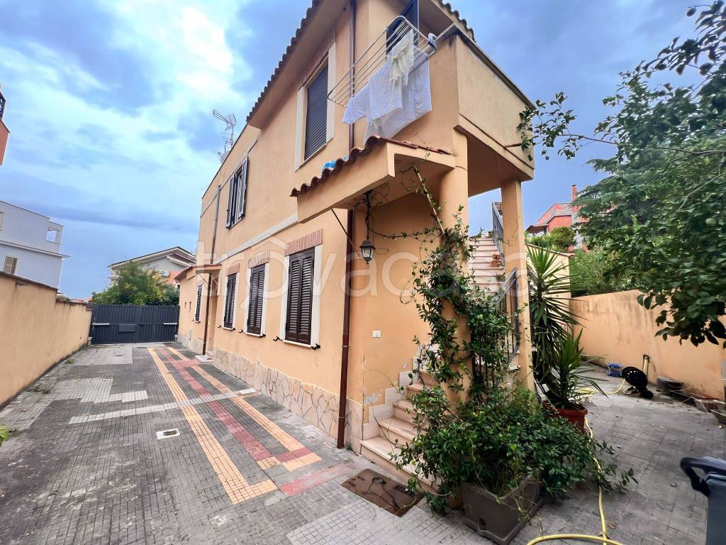Casa Indipendente in vendita a Roma via dei Baglioni
