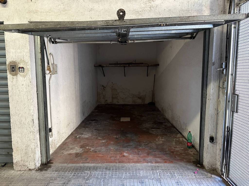 Garage in affitto a Roma via Vincenzo Vela, 27