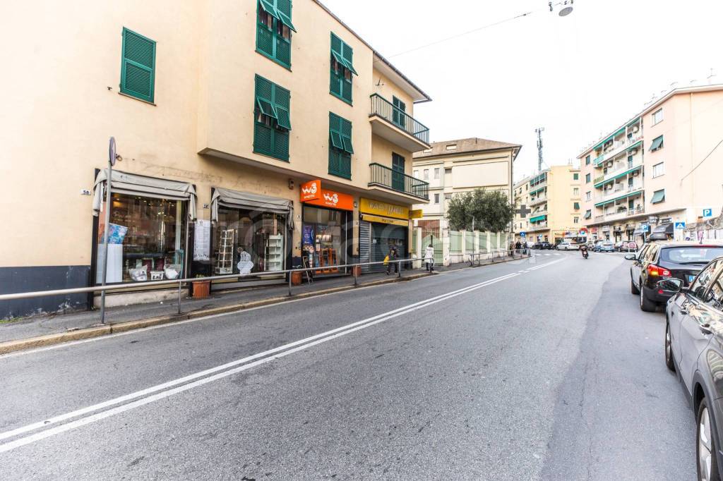 Negozio in vendita a Genova via Silvio Lagustena, 58