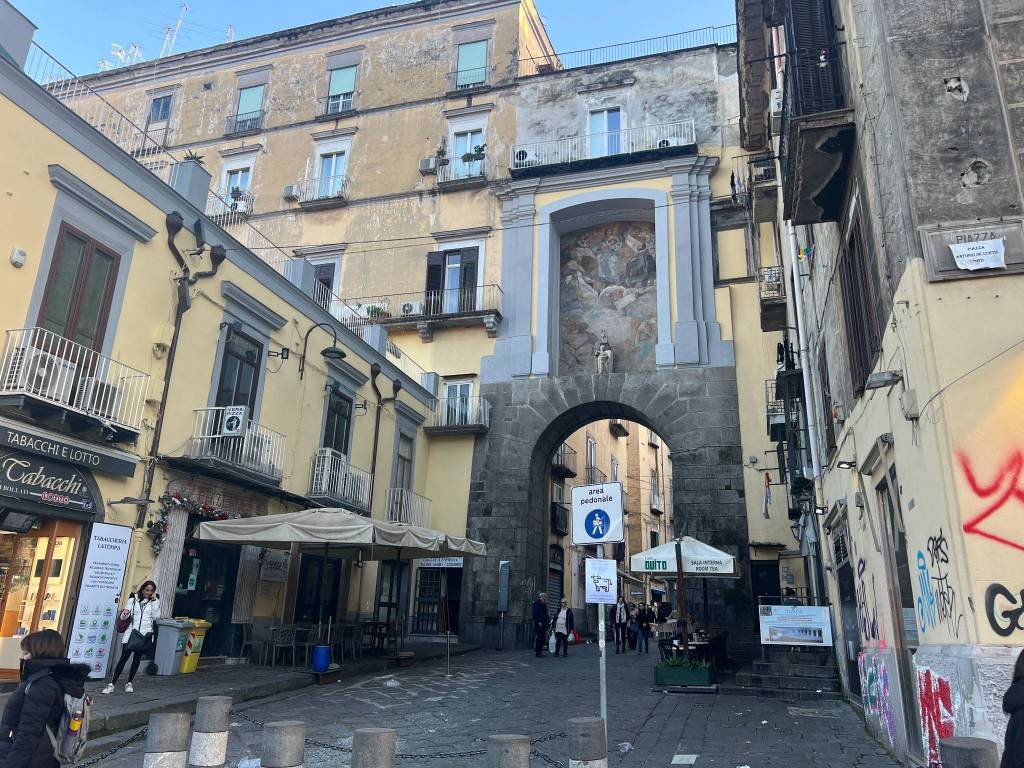 Negozio in affitto a Napoli via Luigi Settembrini, 3