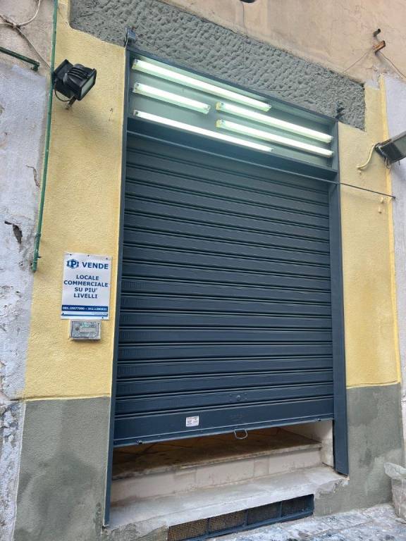 Negozio in vendita a Napoli via Luigi Settembrini, 3