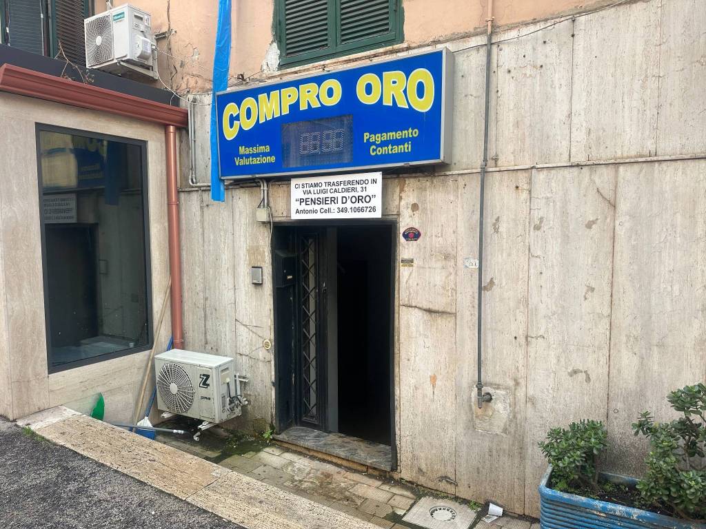 Negozio in affitto a Napoli via Santa Maria della Libera, 3