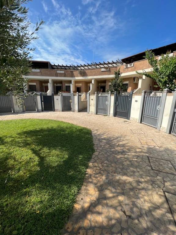 Villa a Schiera in vendita a Fiumicino via Monte Cauriol