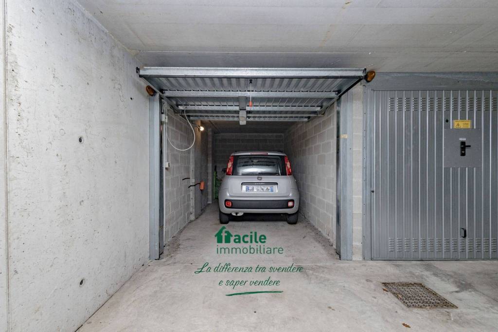 Garage in vendita a Milano via Emilio Gola, 20143 Milano mi, Italia