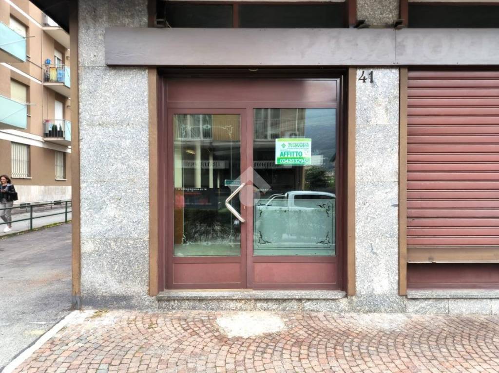 Negozio in affitto a Sondrio via Trieste, 41