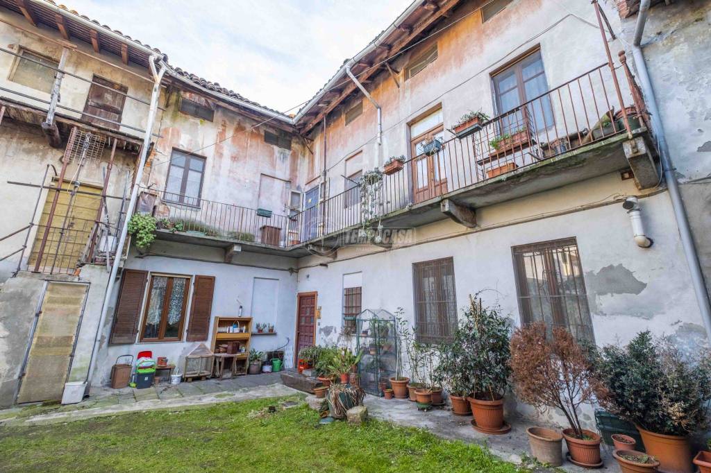 Casa Indipendente in vendita a Cameri via Mazzucchelli Carlo