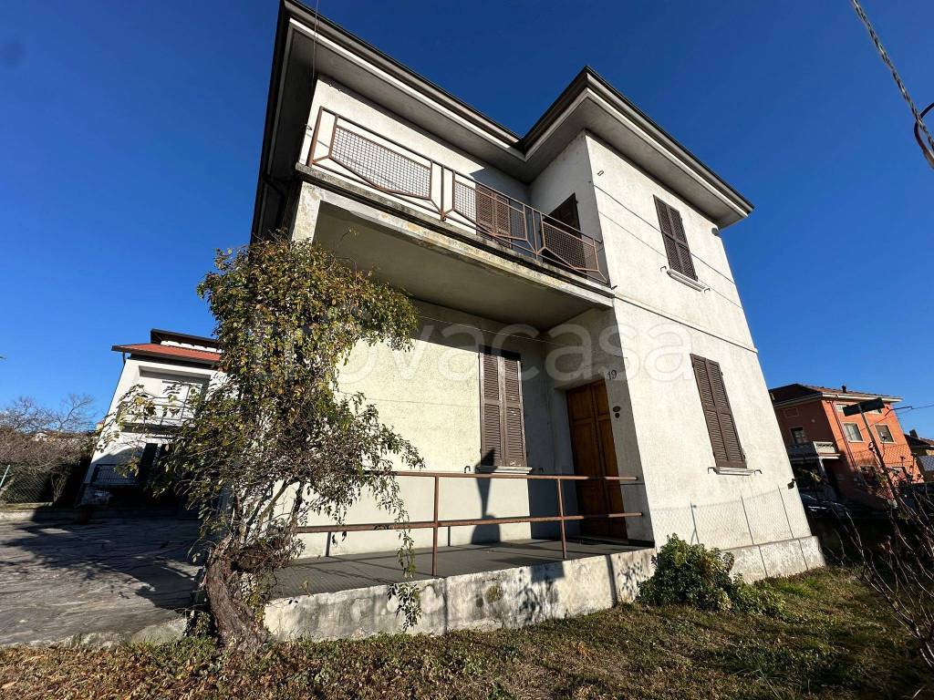 Villa in vendita a Oleggio via Don Tubi