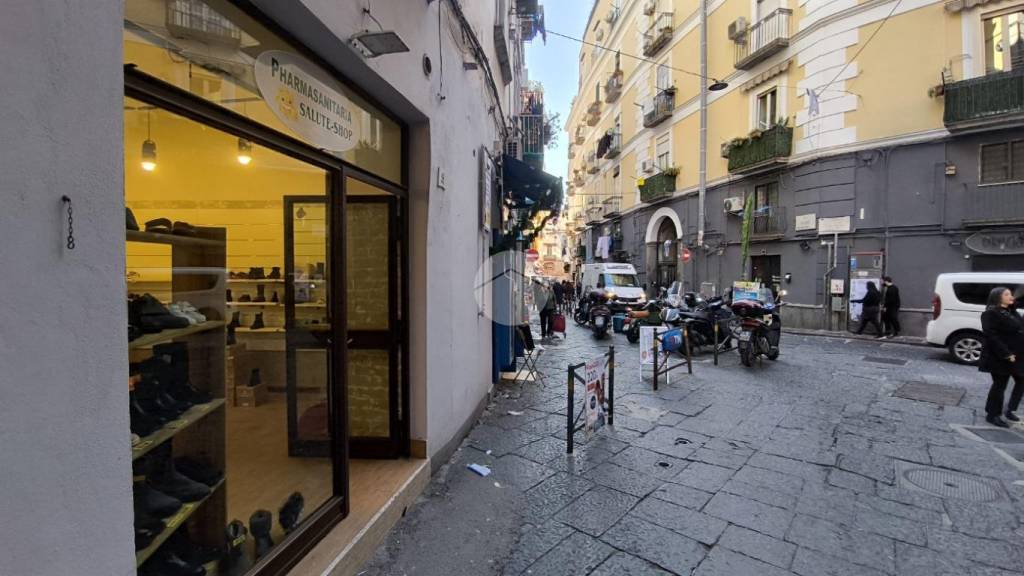 Negozio in affitto a Napoli via Arenella, 99