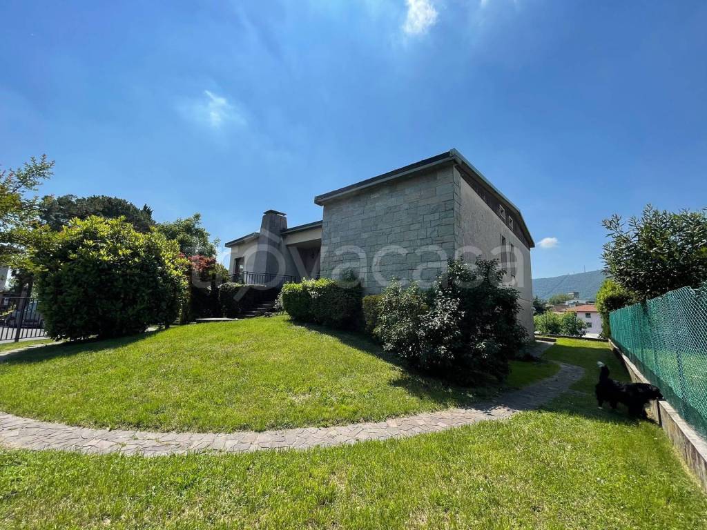 Villa in vendita ad Alzano Lombardo via Lombardia, 20