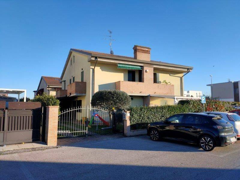 Villa Bifamiliare in vendita a Occhiobello via Montessori