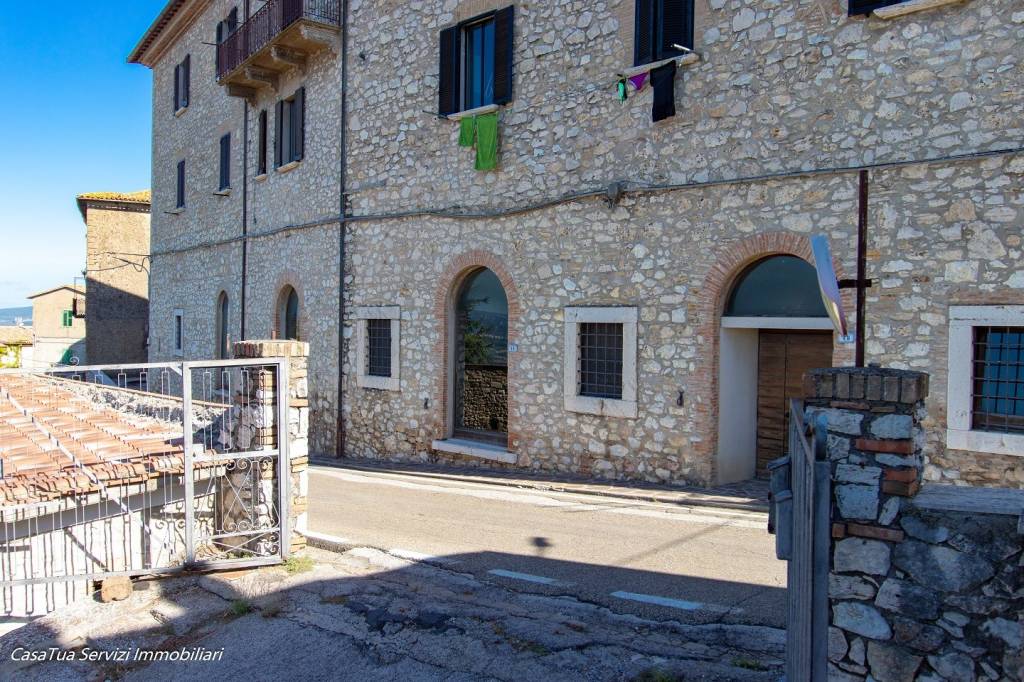 Negozio in affitto a Montecchio via Camillo Benso di Cavour