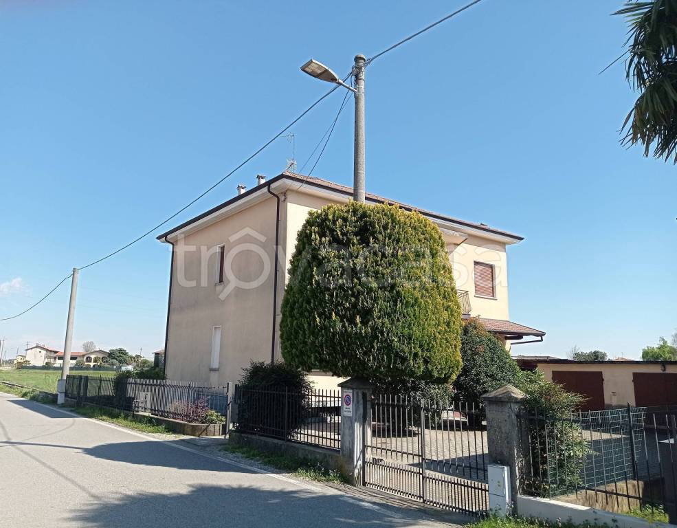 Villa Bifamiliare in vendita a Oleggio